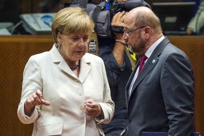A chanceler alemã Angela Merkel em conversa com o presidente do Parlamento Europeu Martin Schulz (foto: AFP PHOTO / JOHN MACDOUGALL ) A chanceler alemã Angela Merkel em conversa com o presidente do Parlamento Europeu Martin Schulz (foto: AFP PHOTO / JOHN MACDOUGALL )