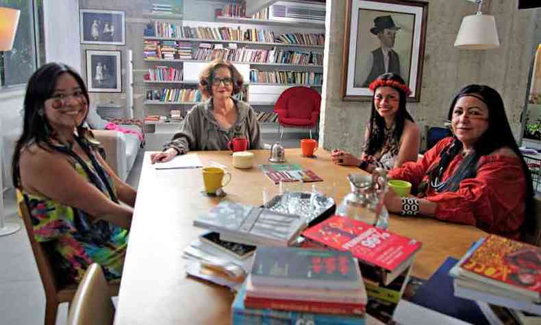 Helosa Buarque de Hollanda (C) recebe Taily Terena, Mrcia Kambeba e Marize Vieira no episdio dedicado ao feminismo indgena(foto: Canal Brasil/divulgao)