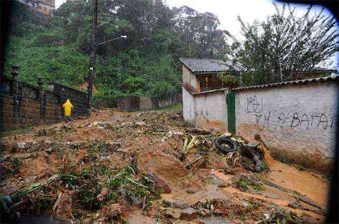 Ainda h pessoas desaparecidas em Petrpolis(foto: Tnia Rgo/ABr)