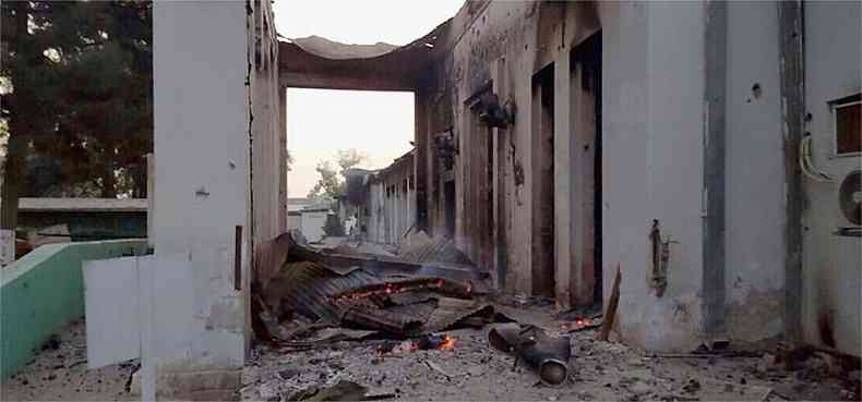 Imagem mostra destruio em local que foi atingido por bombardeio que teria sido lanado pelos EUA(foto: AFP Photo)