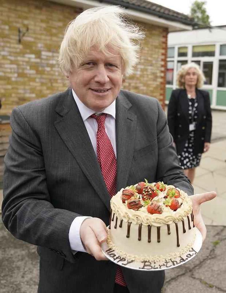 Boris Johnson com bolo de aniversrio em 19 de junho de 2020