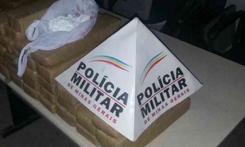 PM apreendeu as barras que estavam dentro do carro(foto: Divulgao/Polcia Militar de Minas Gerais)