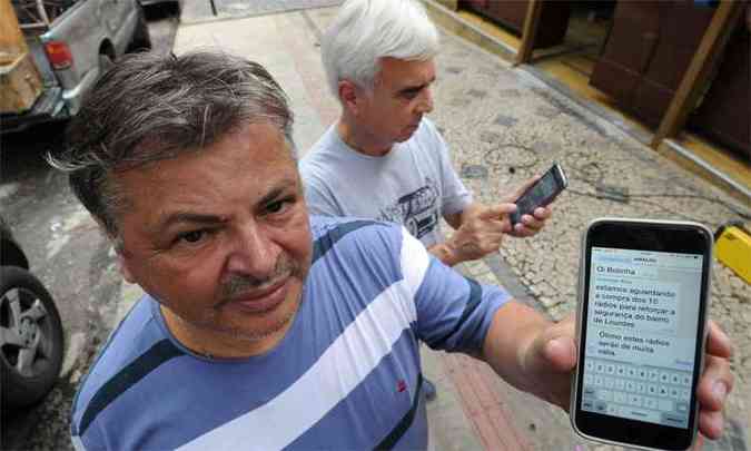 Leandro Couri/EM/D.A.Press(foto: Em Lourdes, aplicativo  usado pelo empresrio Rmulo Csar, dono de um bar, e por Jeferson Rios, presidente da associao de moradores do bairro)