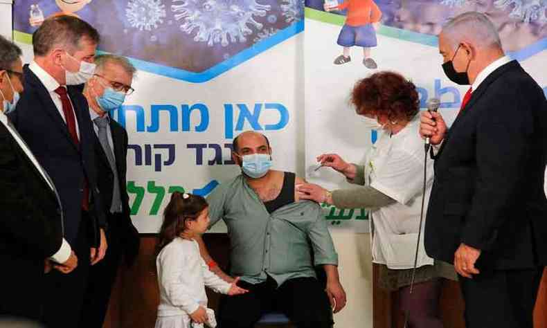 Em Israel, Benjamin Netanyahu incentivou vacinas e pas agora j retoma a normalidade nas atividades econmicas(foto: Gil Cohen-Magen/AFP)
