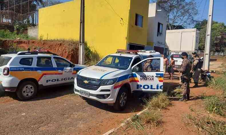 Momento em que a Polcia Militar prende os quatro ladres de banco que estavam escondidos em casa de Visconde do Rio Branco 