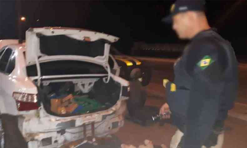 Casal foi abordado na noite de quinta-feira em Sabar(foto: Polcia Rodoviria Federal/Divulgao)
