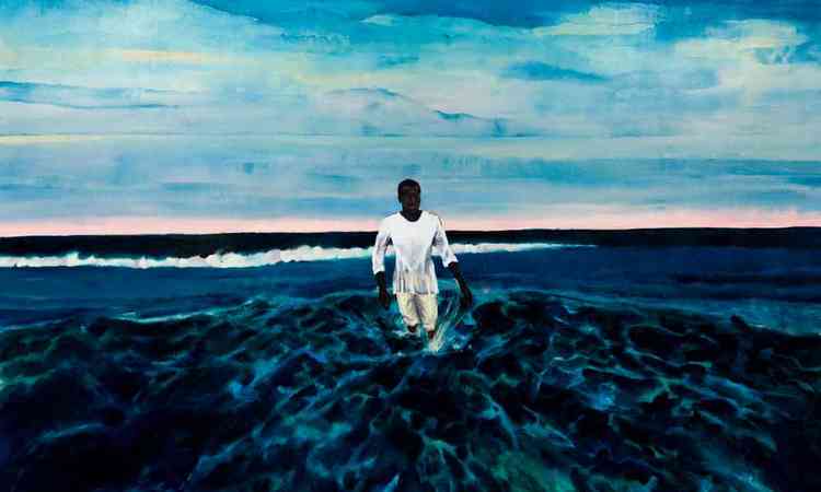 Quadro de Antonio Ob mostra homem andando dentro do mar azul
