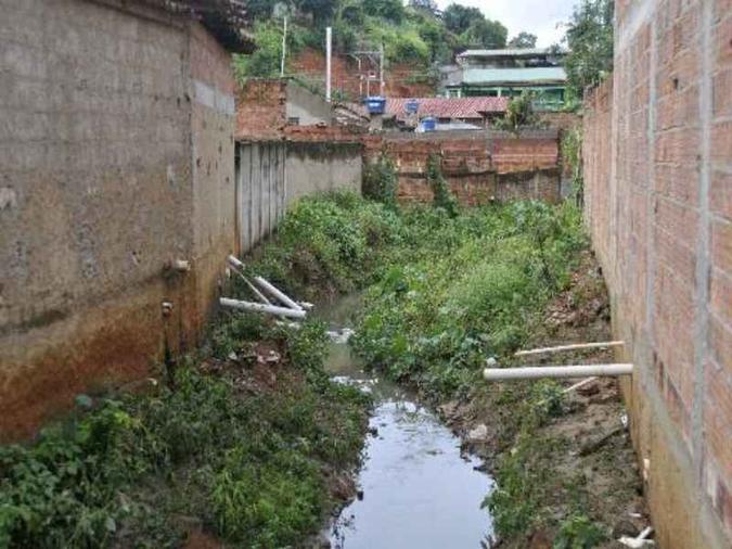 O valão, um esgoto a céu aberto entre habitações de Vargem Alegre, na Bacia do Rio Doce. Em MG, 622 municípios não têm plano de saneamento(foto: Juarez Rodrigues/EM/D.A. Press) O valão, um esgoto a céu aberto entre habitações de Vargem Alegre, na Bacia do Rio Doce. Em MG, 622 municípios não têm plano de saneamento(foto: Juarez Rodrigues/EM/D.A. Press)