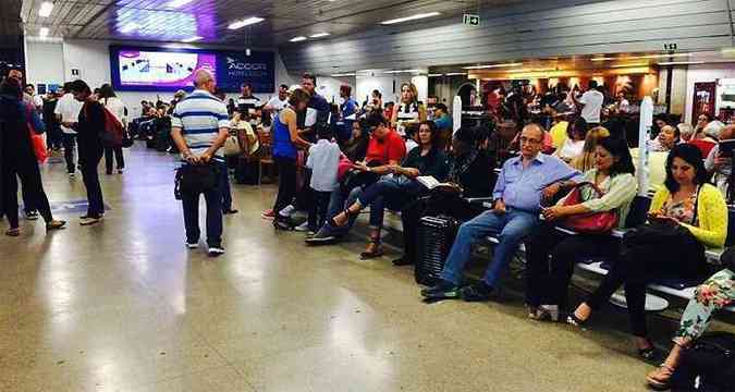 As salas de embarque ficaram lotadas de passageiros(foto: Jociane Morais/EM/D.A.Press)