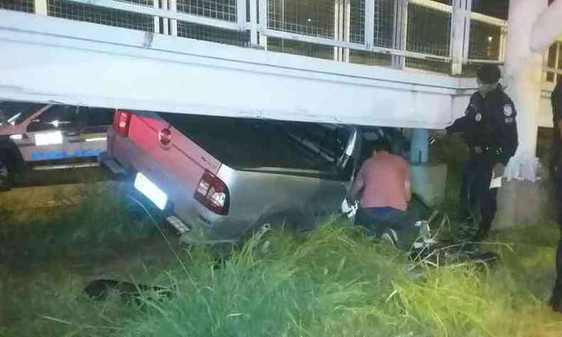 Carro ficou prensado embaixo da passarela e, para o resgate da condutora, foi preciso serrar uma porta do carro (foto: Corpo de Bombeiros/ Divulgao )