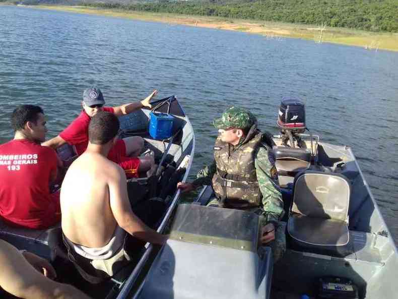 Bombeiros militares trabalham para encontrar trs desaparecidos na represa(foto: CBMMG)