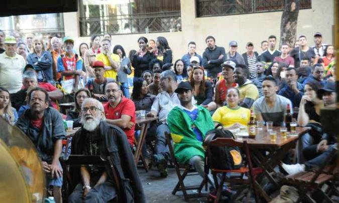 Moradores lotaram os bares na manhã desta sexta-feira para assistir ao jogo do Brasil(foto: Beto Novaes EM/D.A Press) Moradores lotaram os bares na manhã desta sexta-feira para assistir ao jogo do Brasil(foto: Beto Novaes EM/D.A Press)