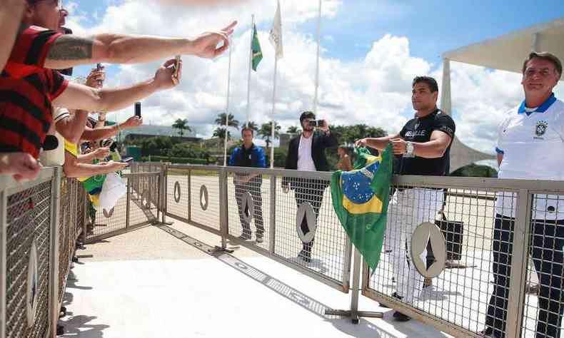 Vestindo o uniforme da Seleo Brasileira, Bolsonaro foi, no dia dos atos, cumprimentar apoiadores na parte externa do Planalto(foto: Jos Cruz/Agncia Brasil)