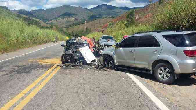 Os dois veculos bateram de frente na rodovia(foto: Divulgao)