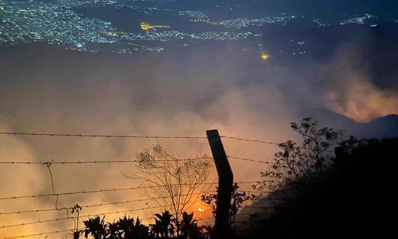 Incêndio de grandes proporções atinge a Serra do Curral, na Região Metropolitana de Belo Horizonte(foto: Divulgação Corpo de Bombeiros Militar de Minas Gerais) Incêndio na Serra do Curral