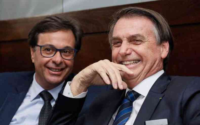 Ministro Gilson Machado e Bolsonaro sorriem 
