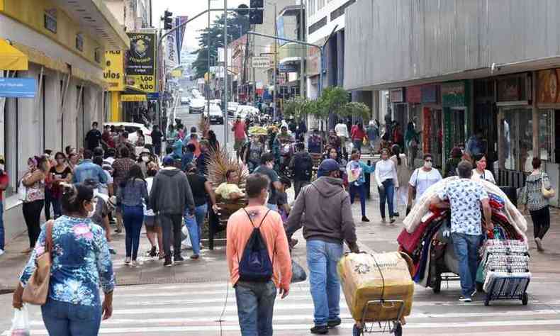 Movimento de pedestres no calado da rua Artur Machado(foto: Andr Santos/Prefeitura de Uberaba)
