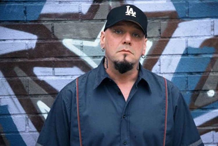 De bon�, Paul Di'Anno encara a c�mera
