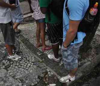 Adolescentes de vrias regies da cidade, como os bairros Guarani, Tupi e Sagrada Famlia, compareceram ao local e foram orientadas a voltar para casa.(foto: Tlio Santos/EM/DA Press)