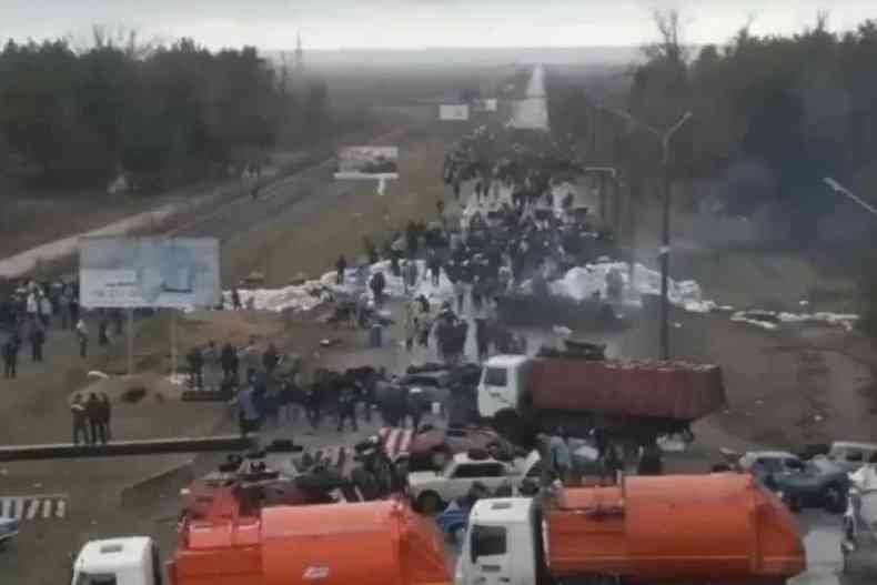 Barricada impedindo entrada de tropas russas no sul da Ucrnia