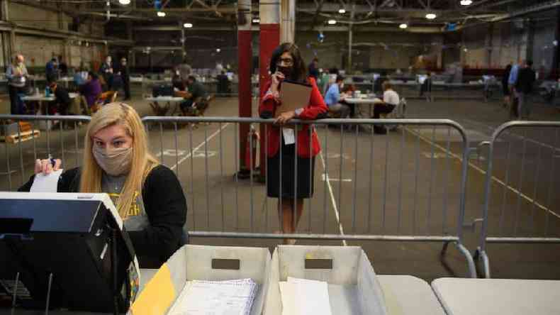 Observadora acompanha contagem de votos na Pensilvnia(foto: Getty Images)