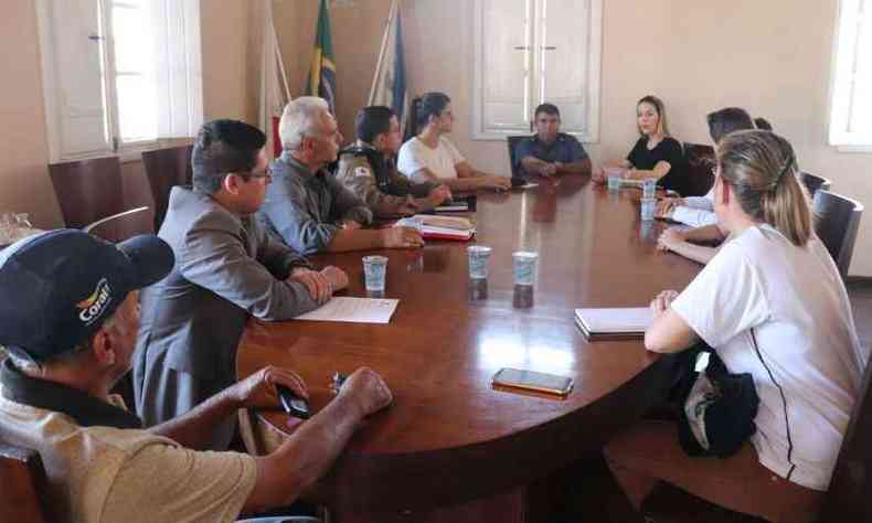 Reunio para tentar contornar a situao na cidade foi realizada na ltima segunda(foto: Divulgao/Prefeitura de Santo Antnio do Monte)
