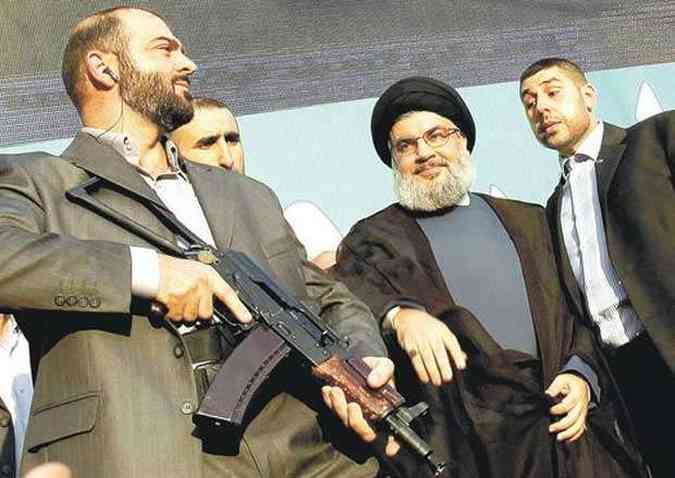 O lder do Hezbollah, Hassan Nasrallah (C), em rara apario pblica (foto: Sharif Karim/REUTERS - 22/7/13)