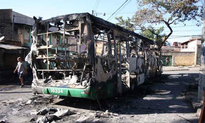 Mais um ônibus foi incendiado ontem, na onda de ataques relacionada, por meio de bilhetes, às condições de presidiários em Minas(foto: Edésio Ferreira/EM/DA Press) Mais um ônibus foi incendiado ontem, na onda de ataques relacionada, por meio de bilhetes, às condições de presidiários em Minas(foto: Edésio Ferreira/EM/DA Press)