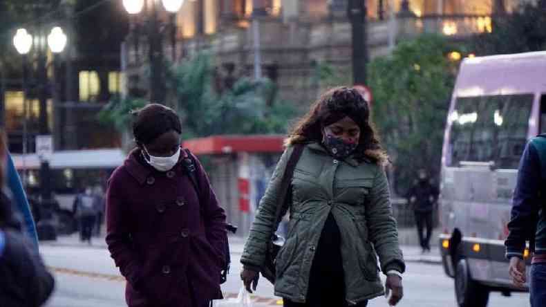 Pedestres protegidas do frio na capital paulista em julho; cidade pode registrar a menor temperatura desde 1994(foto: Getty Images)