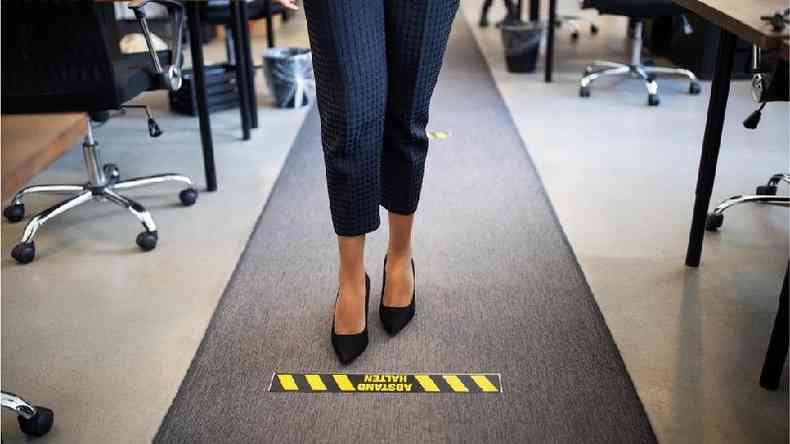 O distanciamento entre os funcionrios  algo estabelecido em muitos escritrios ao redor do mundo(foto: Luis Alvarez/Getty Images)