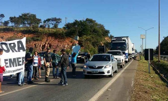 Grupo ocupa uma faixa da pista e agentes da Polícia Rodoviária Federal e da Força Nacional tentam liberar a via (foto: Paulo Filgueiras/ EM/ D.A Press) Grupo ocupa uma faixa da pista e agentes da Polícia Rodoviária Federal e da Força Nacional tentam liberar a via (foto: Paulo Filgueiras/ EM/ D.A Press)
