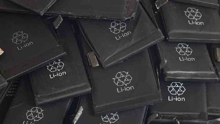 Baterias com sinal de reciclagem e inscries 'Li-ion'
