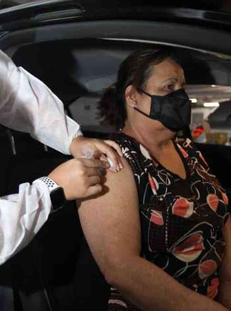 Edineia Petruceli Lima, 64 anos, vacinada contra COVID-19(foto: Jair Amaral/EM/D.A Press)