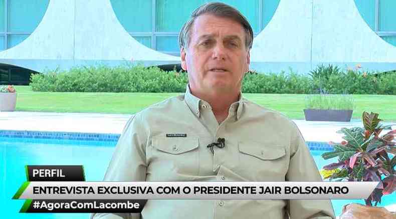 Presidente Jair Bolsonaro  beira da piscina, no Palcio da Alvorada