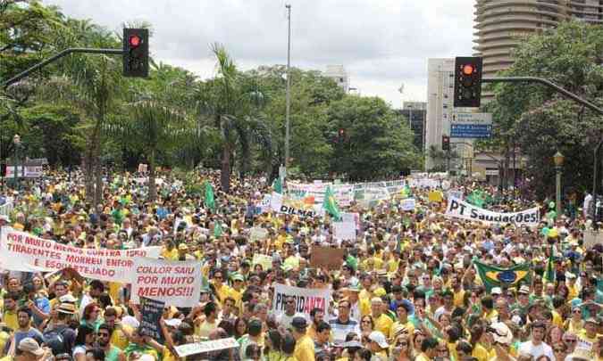 No domingo cerca de 24 mil pessoas foram  Praa da Liberdade, na Regio Centro-Sul de Belo Horizonte, para protestar contra o governo da presidente Dilma Rousseff (PT) (foto: Sidney Lopes/EM/D.A Press)