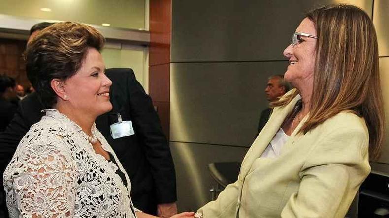 Dilma e Graa Foster sorrindo enquanto se cumprimentam com as mos 