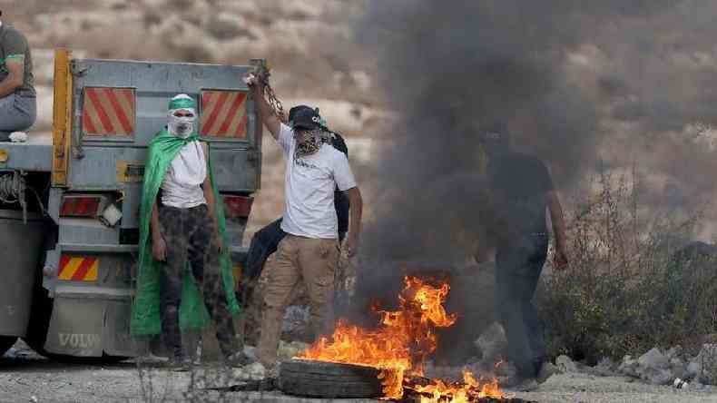 Homens queimam pneus de carros e bloqueiam estradas enquanto entram em confronto com as foras israelenses no distrito de Beit El, em Ramallah, Cisjordnia,