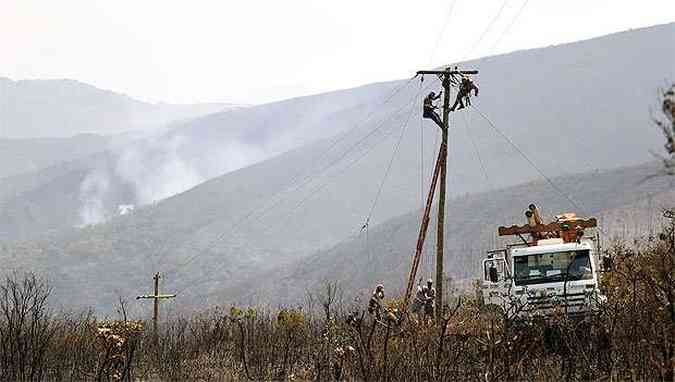 Chamas atingiram postes e deixaram moradores de Nova Lima sem gua e energia eltrica(foto: Gladyston Rodrigues/EM/D.A Press)