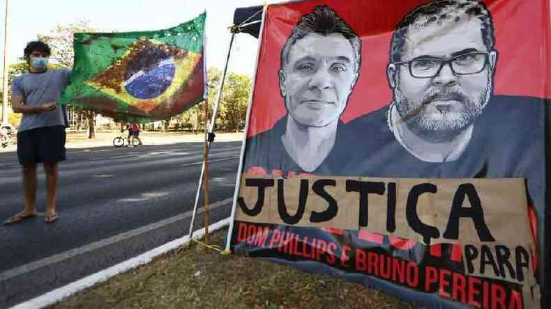 Manifestante pede justia aps o desaparecimento do jornalista britnico Dom Phillips e o indigenista Bruno Pereira na Amaznia em junho de 2022. Ambos foram assassinados enquanto colaboravam para uma reportagem.