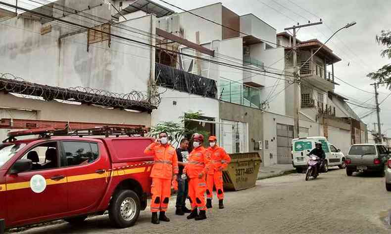 Jedai trabalhava na sacada desta casa onde uma lona preta protege o parapeito, bem prximo dos fios de alta tenso(foto: Tim Filho)