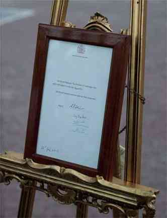 No Palcio de Buckingham, anncio oficial do nascimento do filho do prncipe William e da duquesa (foto: Neil Hall/Reuters)