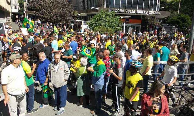 Grupo se concentrou no entorno da Praça Sete e cantou o hino nacional. Um carro de som acompanha o ato (foto: Gladyston Rodrigues/ EM/ D.A Press) Grupo se concentrou no entorno da Praça Sete e cantou o hino nacional. Um carro de som acompanha o ato (foto: Gladyston Rodrigues/ EM/ D.A Press)