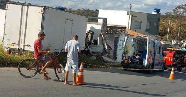  Motorista perde o controle da direção de caminhão, bate em casa e morre 