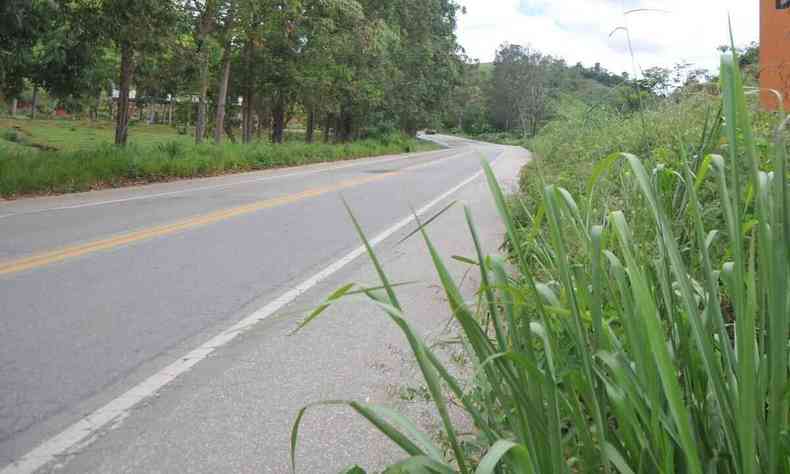 Imagem de uma estrada vazia