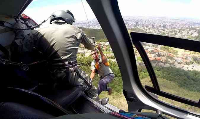 Bombeiros usaram helicptero para resgatar os jovensCorpo de Bombeiros/Divulgao