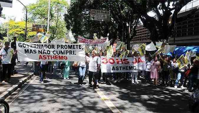 Servidores fizeram manifestação nesta segunda-feira por Belo Horizonte(foto: Ramon Lisboa/EM/D.A.Press)