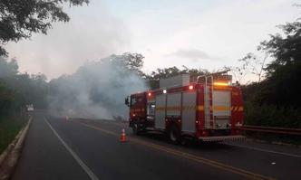 Caminho do Corpo de Bombeiros em rodovia, no local do acidente e do incndio - j controlado mas com um pouco de fumaa