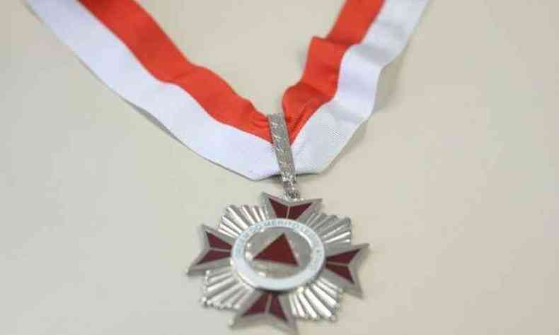 As medalhas so uma honraria oferecida pelos parlamentares(foto: Reproduo do edital / Guilherme Dardanhan/ALMG)