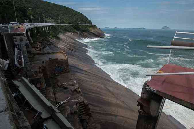 Parte da estrutura caiu depois de ser atingida por uma onda(foto: (foto: AFP / CHRISTOPHE SIMON ))