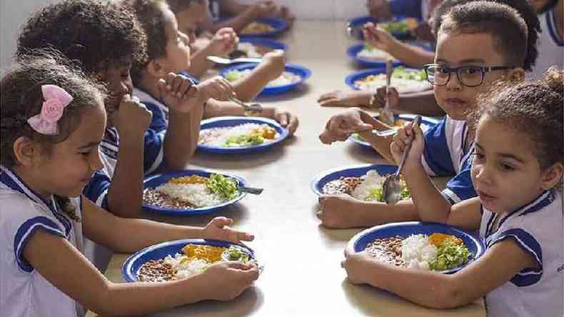 Crianas comendo merenda em escola de Maca (RJ)